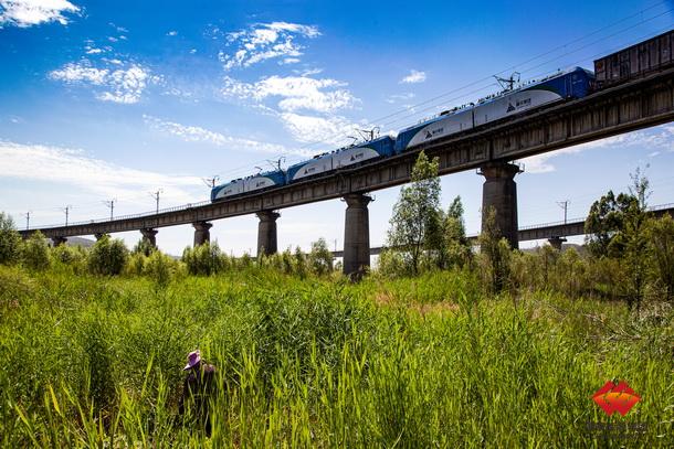 包神铁路神朔线运量突破2亿吨创同期新高