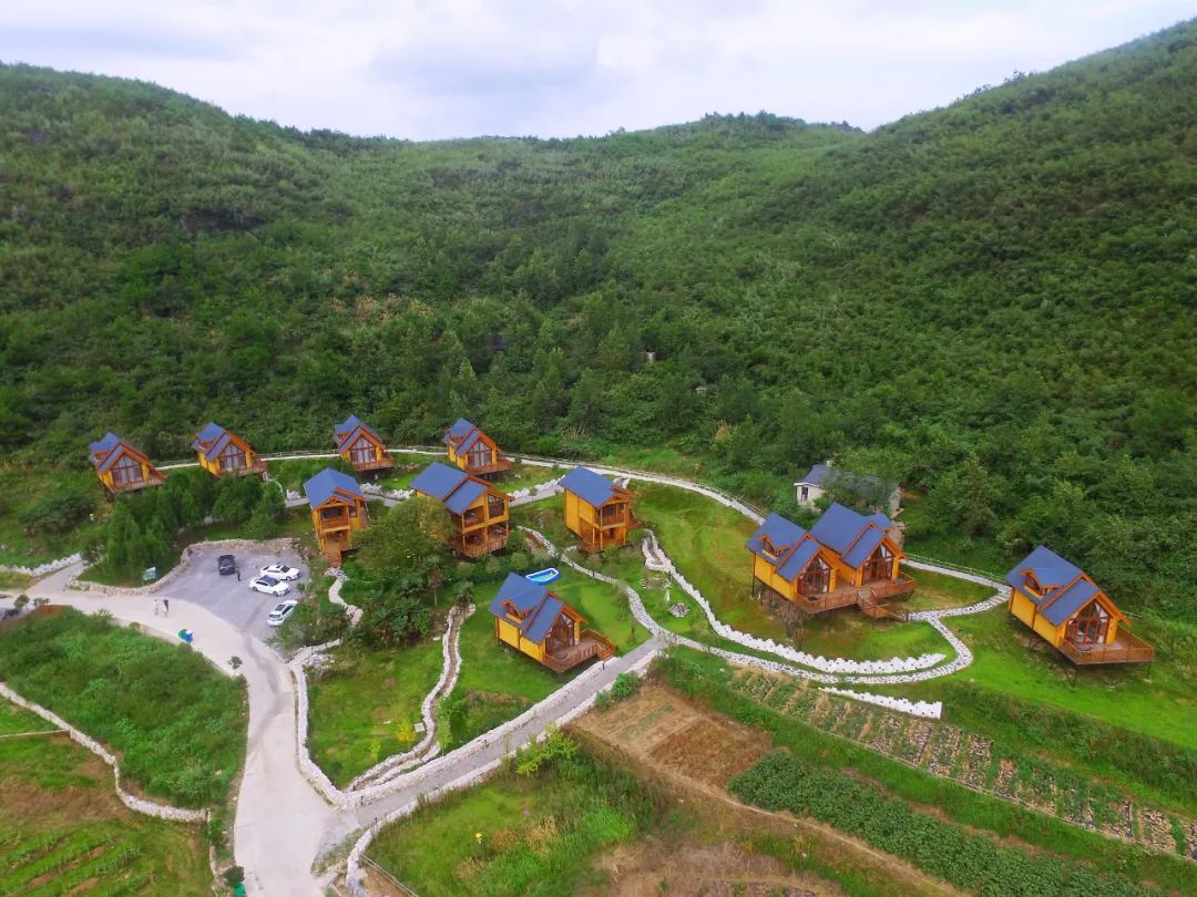怀化市鹤城区黄岩旅游渡假区管理处白马村,青山间一栋栋木质民宿