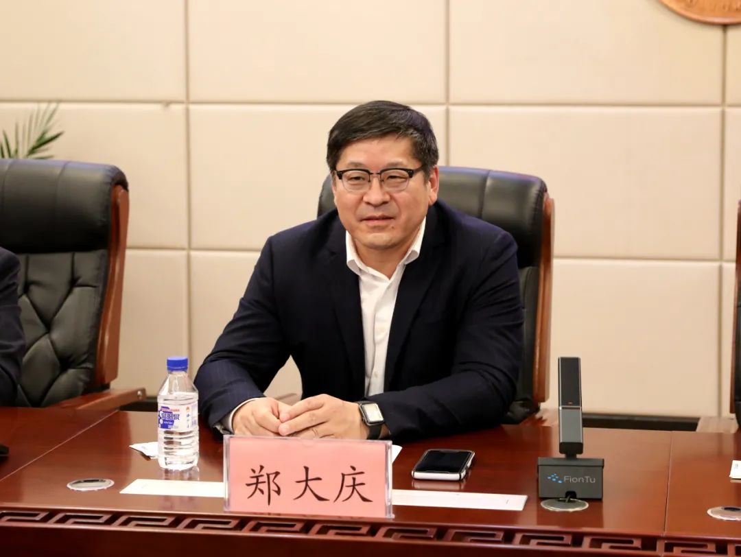 郑大庆简要介绍了企业的发展历程和基本情况,回顾了学校与企业的前期