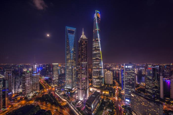 （上海陆家嘴夜景。图片来源：上海市政府官网）