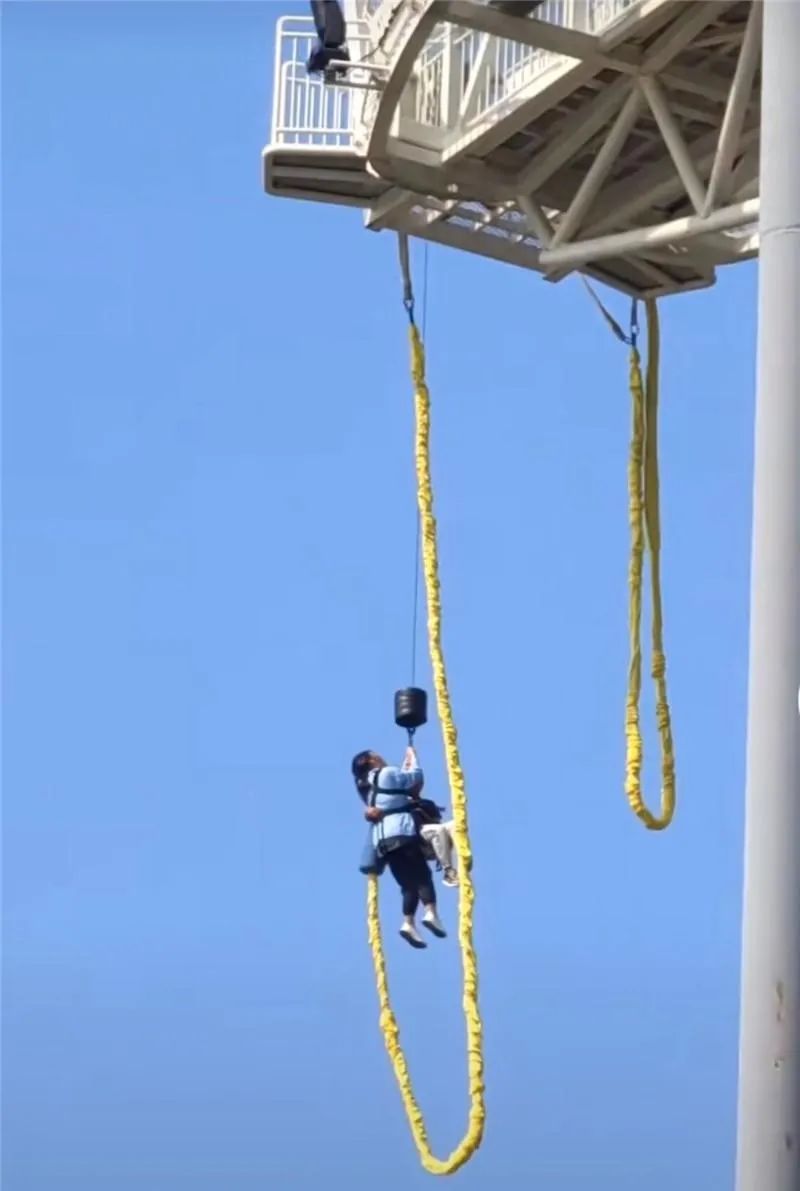 苏州一游客蹦极跳下去才发现扣子没扣网友这项目没有安全员吗