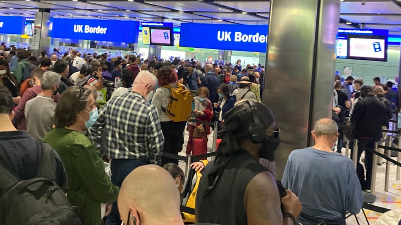 电子闸门系统失灵 英国希思罗机场旅客拥堵