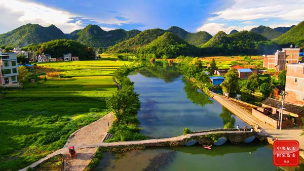 清溪流过碧山头,空水澄鲜一色秋.