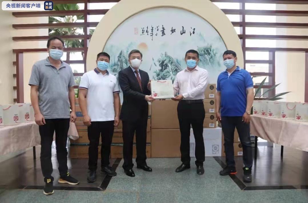 中国驻非多国使馆向海外中国公民发放“健康包”
