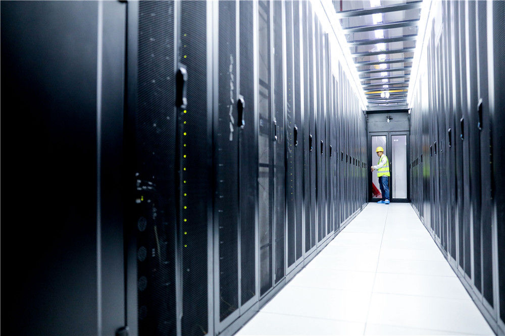 工作人员在位于贵州贵安新区的中国移动贵州数据中心机房内巡检(5月24