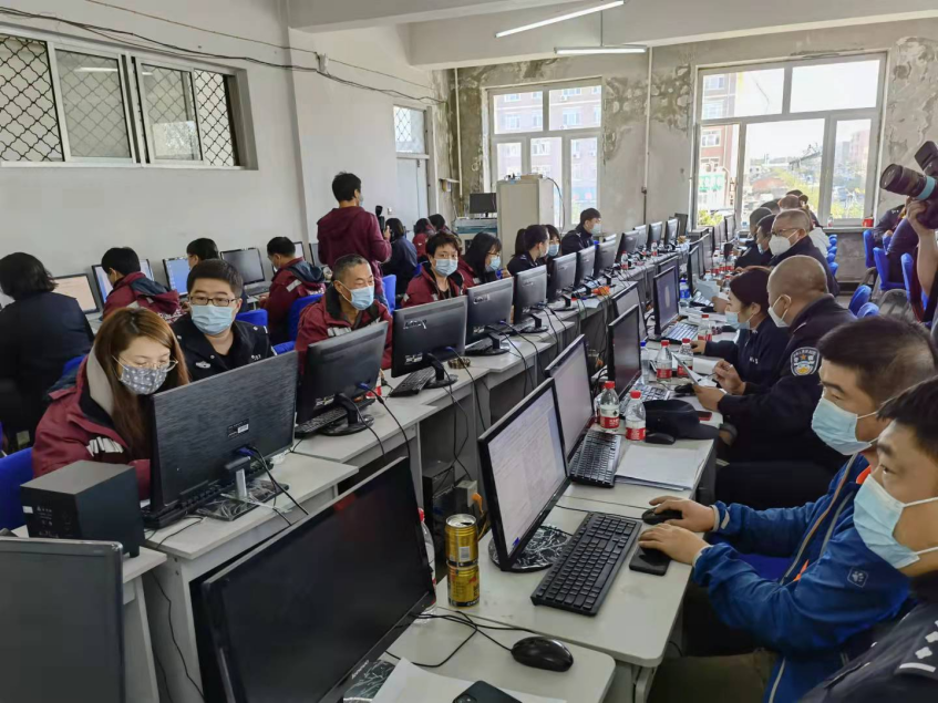  国家、省、市流调溯源一线工作人员正在紧张忙碌工作