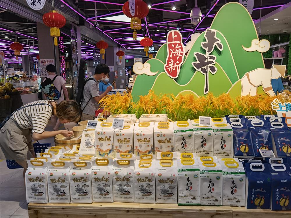 超市卖场里,"上海新大米"很显眼,商家也摆出样品供消费者"闻香"