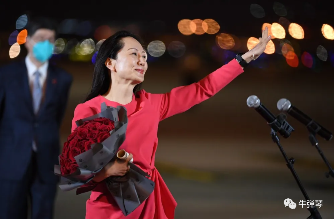 孟晚舟回国了，一袭红裙，走下中国政府的包机。