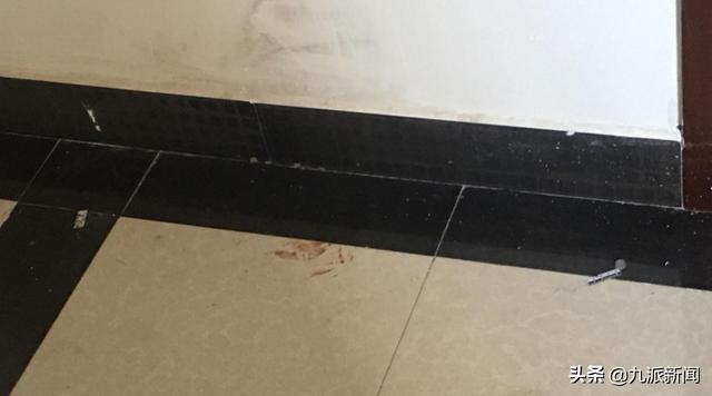 房前瓷砖上的部分血迹.图/九派新闻 刘萌