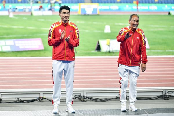 孙海平（右）和谢文骏一起站上冠军领奖台。IC图