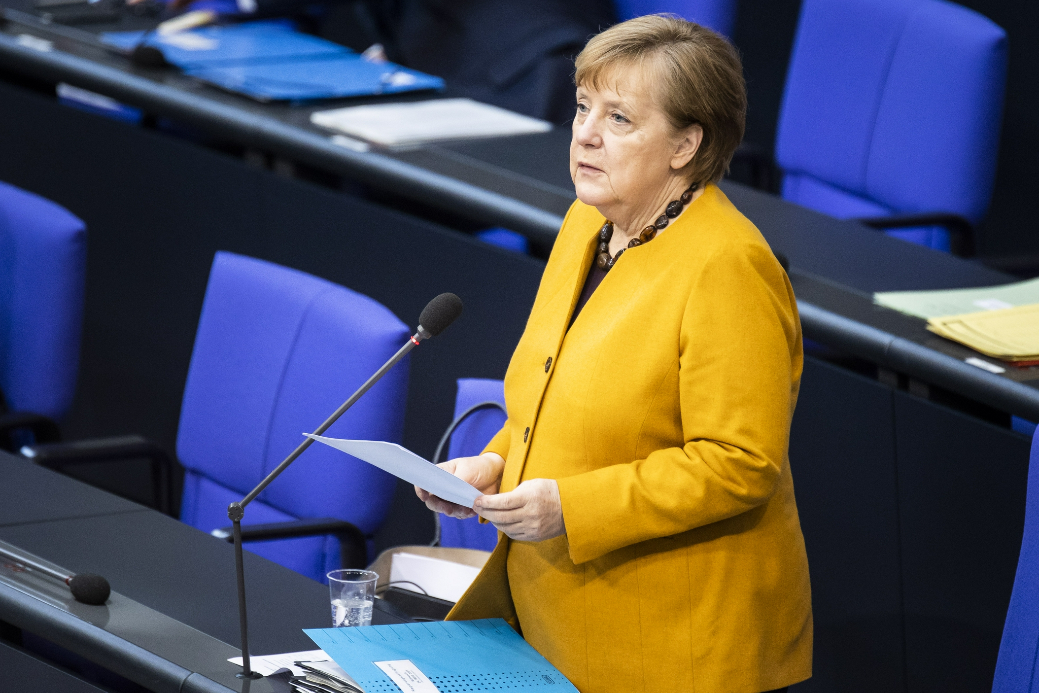 卸任前默克尔亲自拉票拉舍特必须当德国总理