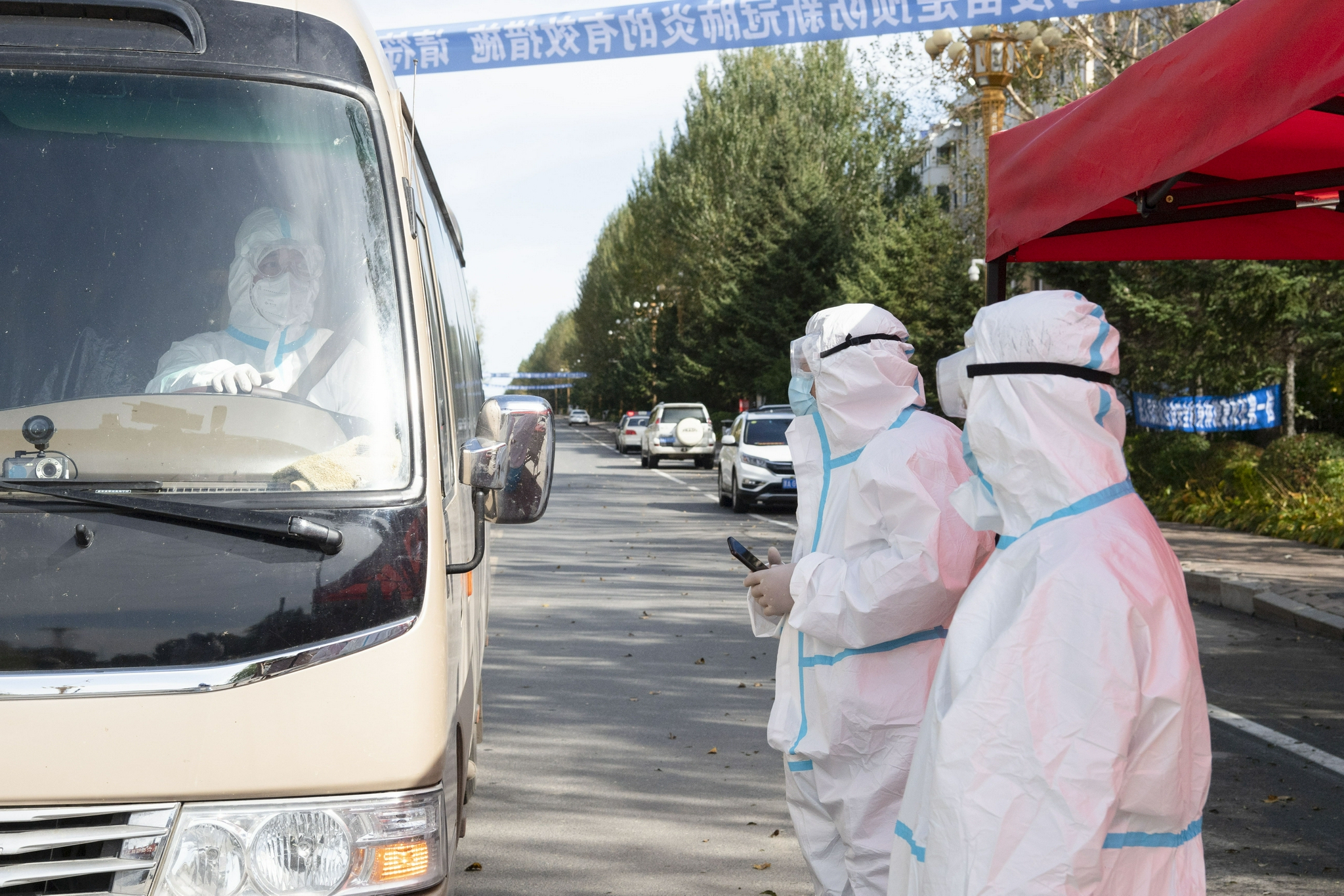 9月24日,在哈尔滨市巴彦县兴隆林业局一防疫卡口,工作人员在检查