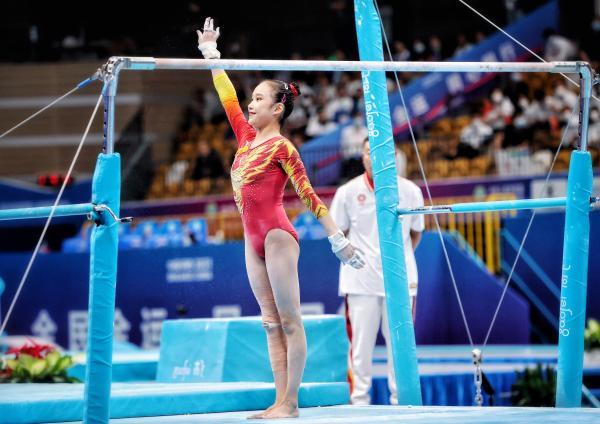 图说:范忆琳受伤的右膝,需要绑着厚厚的绷带.