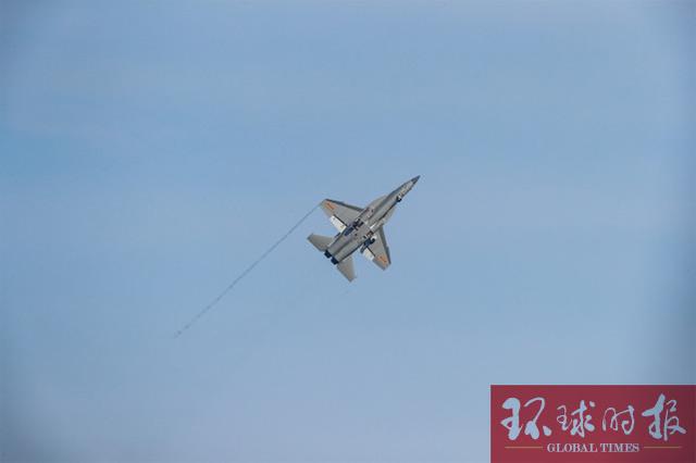 图为进行飞行训练的JL-10教练机。（摄影：AK630）