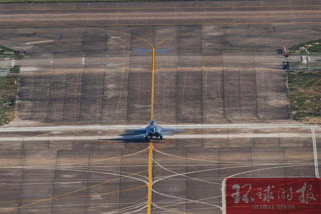图为正在滑向跑道准备起飞的JL-10教练机。（摄影：AK630）
