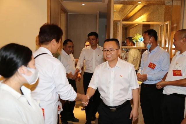 9月24日晚,都安瑶族自治县县委书记李建君,县委副书记,代县长黄瑞吉