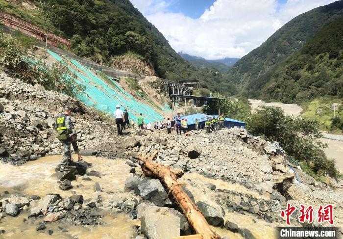 山洪灾害冲毁公路。　中国安能三工程局供图