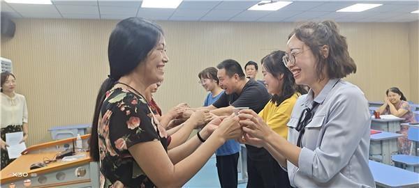 枝江市百里洲中学举行师徒结对活动