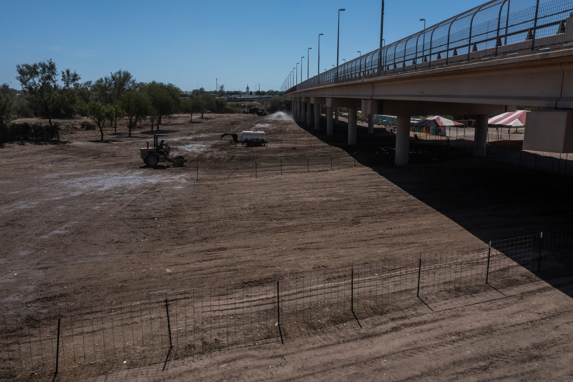 图为：“德尔里奥国际桥”下被推土机铲平 图片来源：路透社
