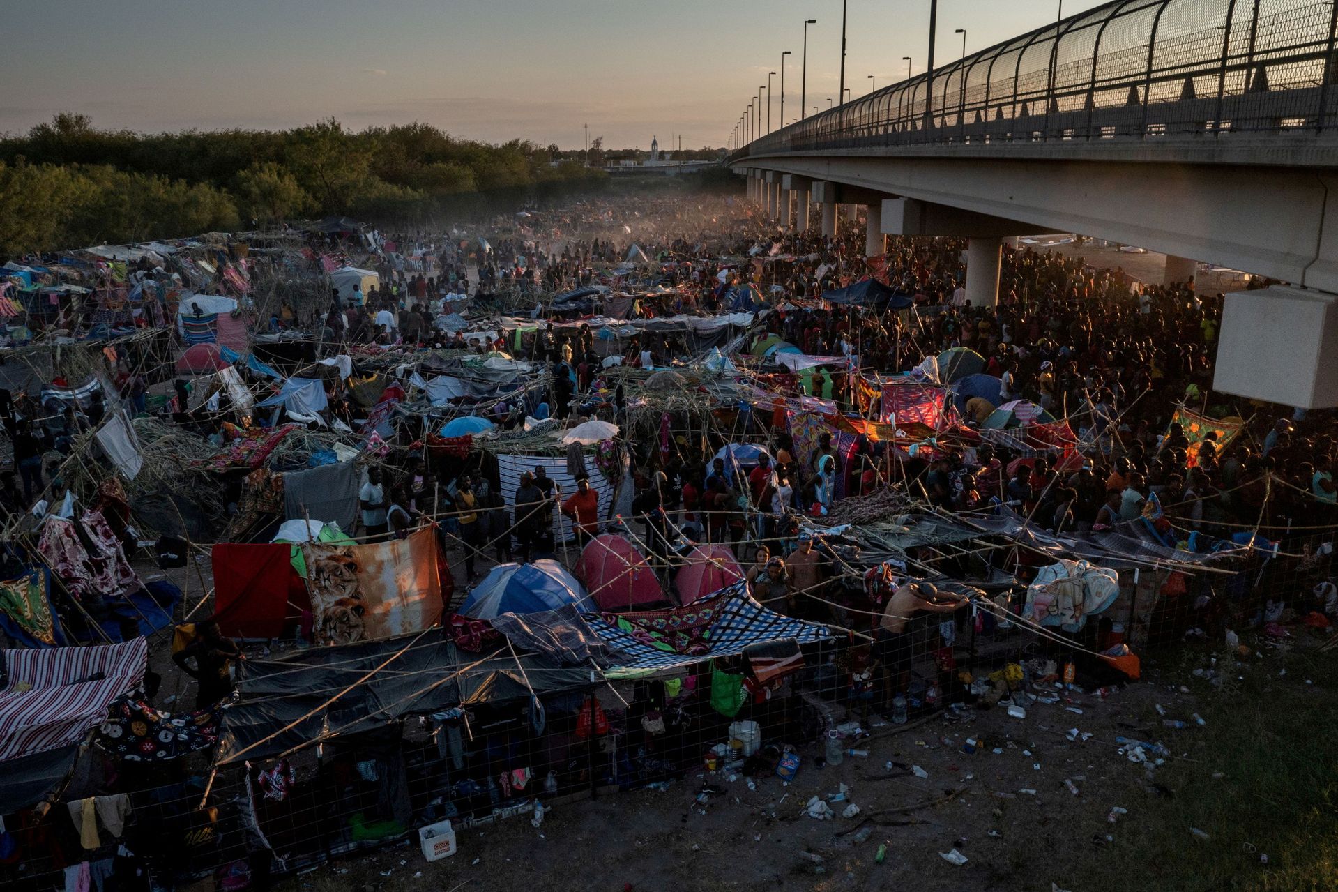 图为：“德尔里奥国际桥”下的移民 图片来源：路透社