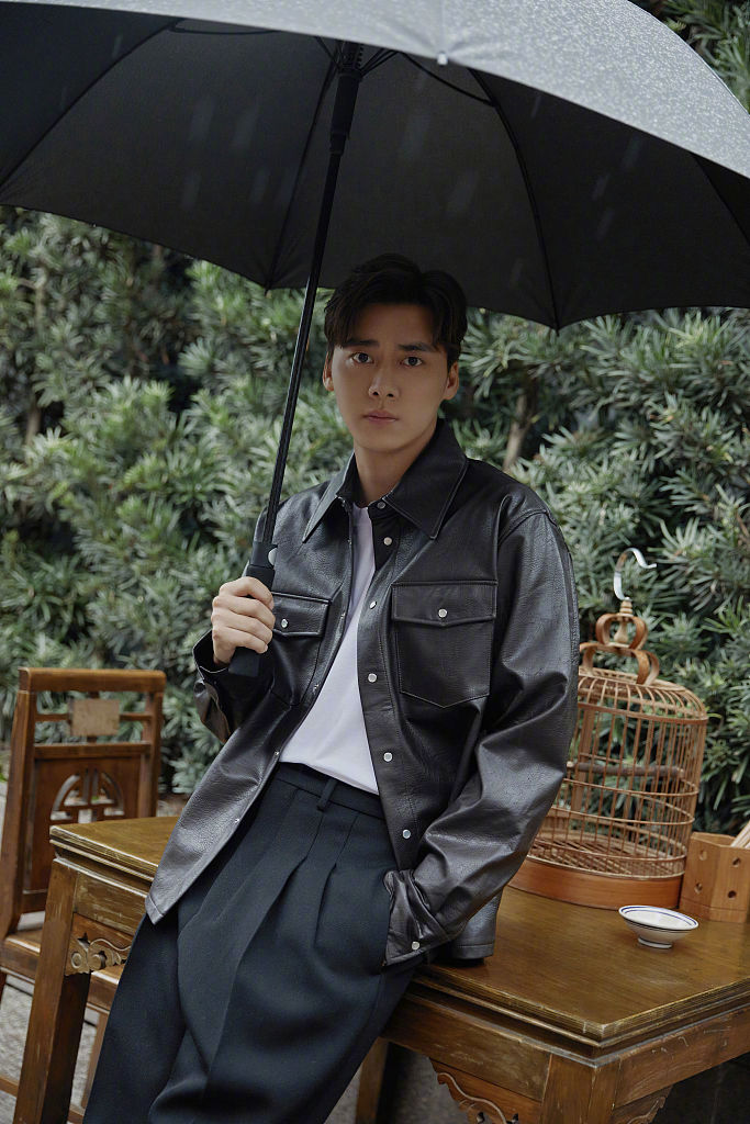 2021年9月26日,成都,李易峰亮相first成都惊喜影展并拍摄造型写真.