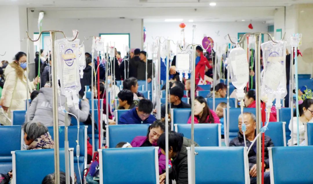 人们在山东东营市立儿童医院内输液治疗。图/视觉中国