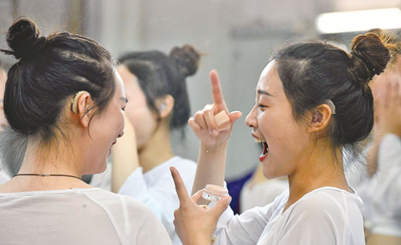 聋人舞蹈队员们在交流.来源:新华社