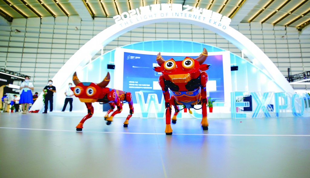 26日在浙江乌镇，世界互联网大会的“互联网之光”博览会上，智能机器牛表演吸睛无数。