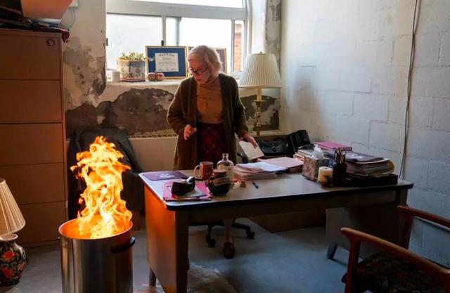美剧《英文系主任》剧照，图为焚烧学生评价的女教授Joan。