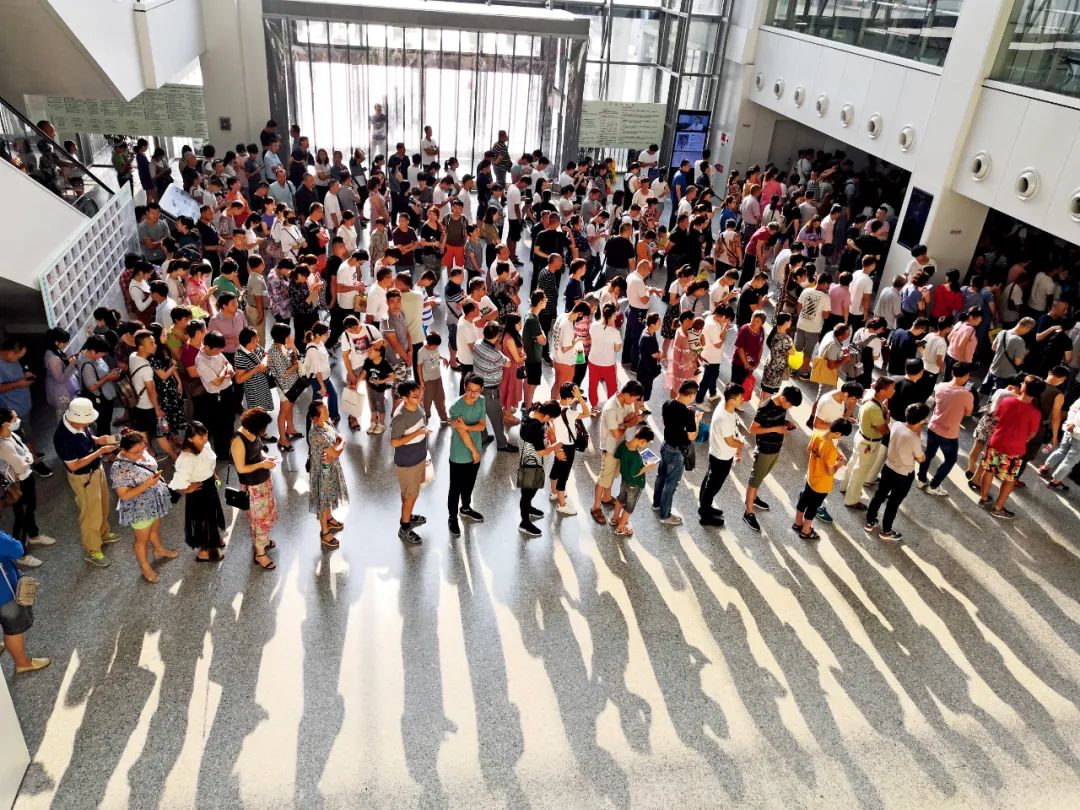 江苏南京市，中国医学科学院皮肤病医院内排队挂号的人群。图/IC