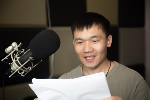 喜马拉雅乡村主播小维讲故事在农村搭录音棚演播儿童故事