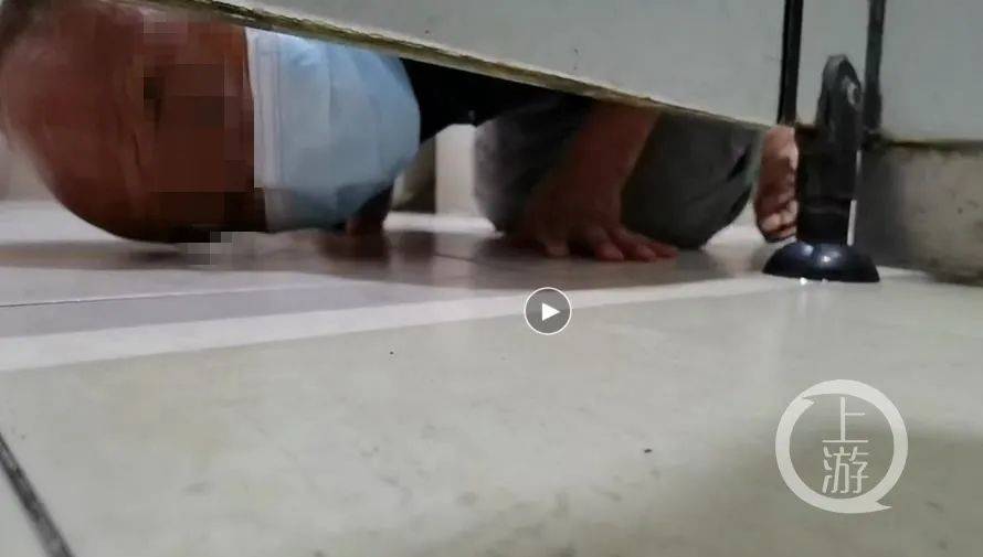广东男子疑在医院厕所偷窥再次作案时被暗访记者拍下视频