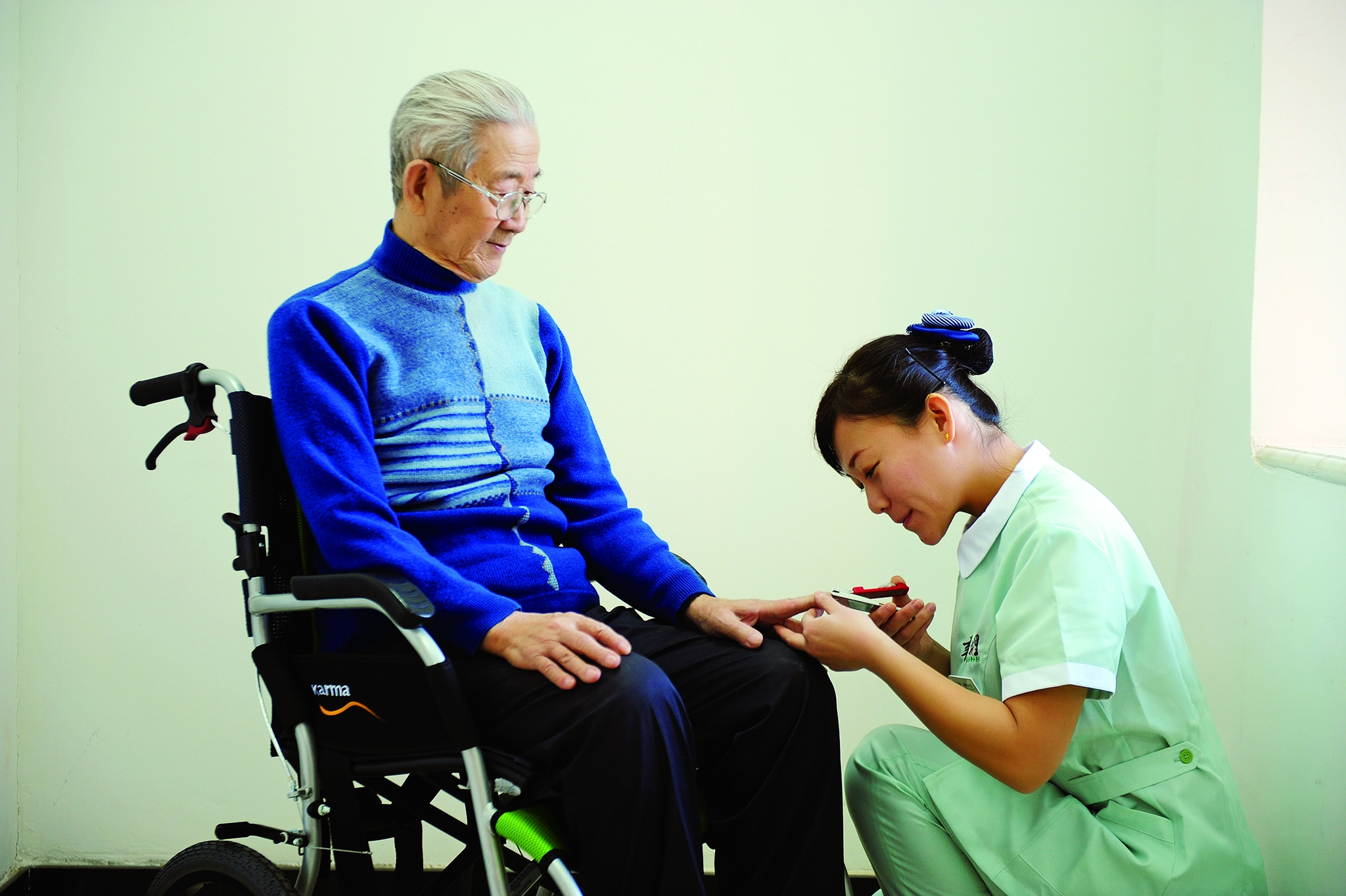 老人享受个人清洁服务.