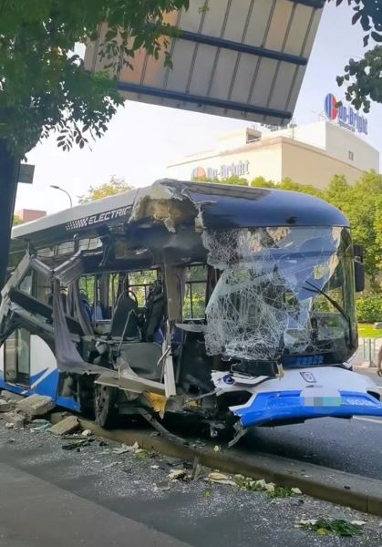 时许,有市民向记者报料,称浦东新区科苑路靠近华佗路发生一起交通事故