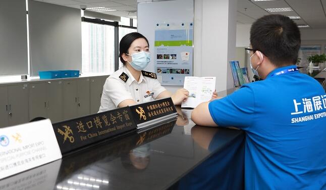 图为:上海海关为第四届进博会首批进境展品办理通关手续 钱坤/摄