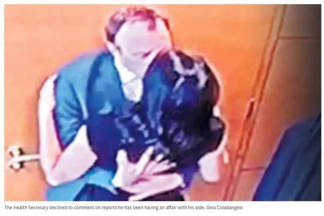 汉考克此前被拍到与助手在办公室热吻 图源：英媒