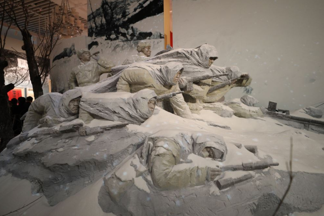 △The icy and snowy Changjin Lake battlefield restored in the theme exhibition to commemorate the 70th anniversary of the Chinese People’s Volunteers’ mission to resist U.S. aggression and aid Korea