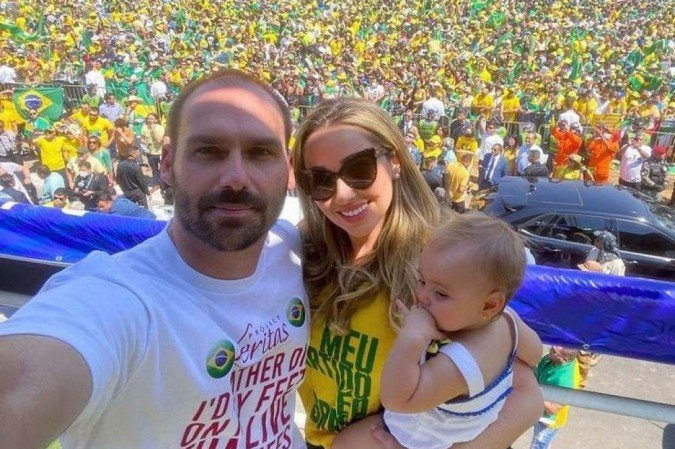爱德华多·博索纳罗、赫洛伊莎·博索纳罗和他们11个月大的女儿（图片来源：巴西利亚邮报）