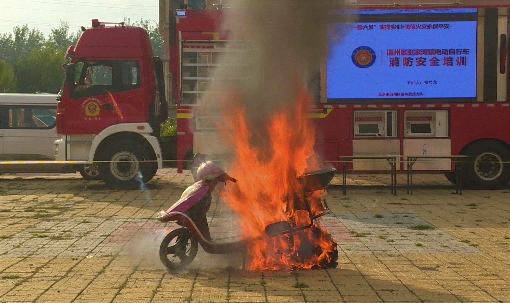 消防实验电动自行车锂电池爆炸燃烧的碎片飞溅30多米