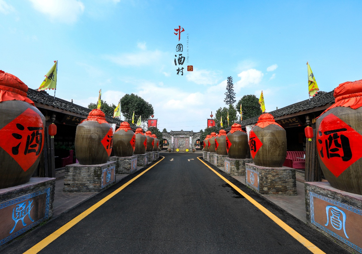 大梁酒庄实景在美酒季期间,邛崃将开通从高铁站/客运站到酒业园区的