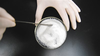 青蒿素半成品.  新华社记者张爱林摄