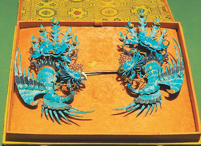 清点翠凤凰纹头花.  杜建坡摄