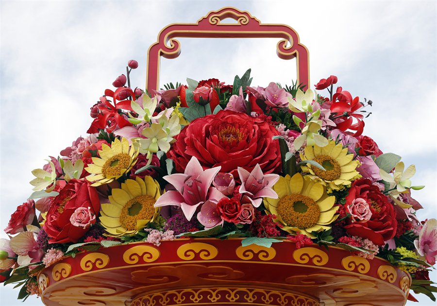 祝福祖国大花篮亮相天安门广场