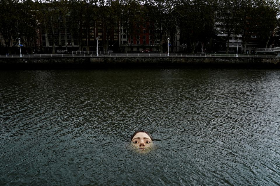 西班牙河中突现“溺水少女”雕像，当地居民感到不安