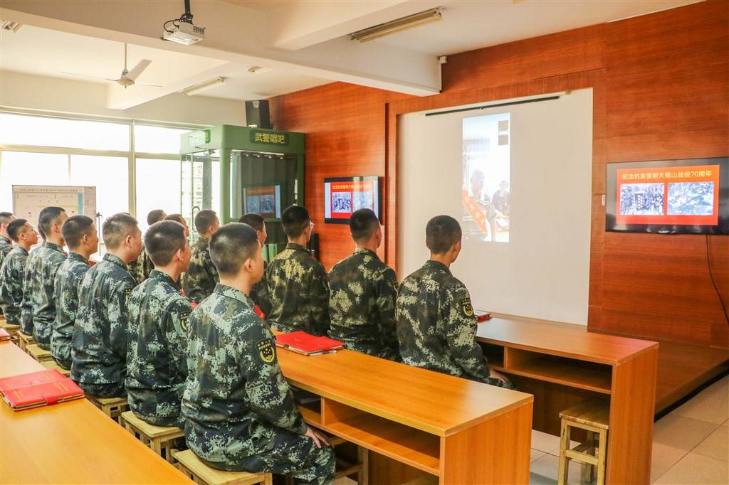 武警官兵在直播中倾听老人讲述战斗故事。张天宇/摄