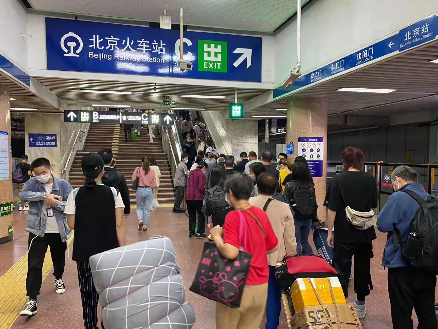 又加一部扶梯北京站地铁站增第二部扶梯乘客不用再爬楼了