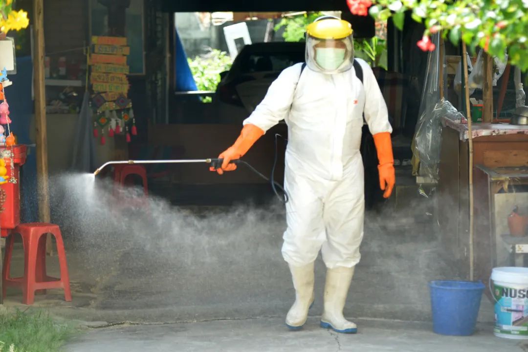  8月19日，一名防疫人员在泰国曼谷街头消毒。新华社发（拉亨摄）