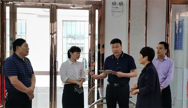 区委教育工委书记,区教育局党组书记,局长李克明与东街小学生共进午餐