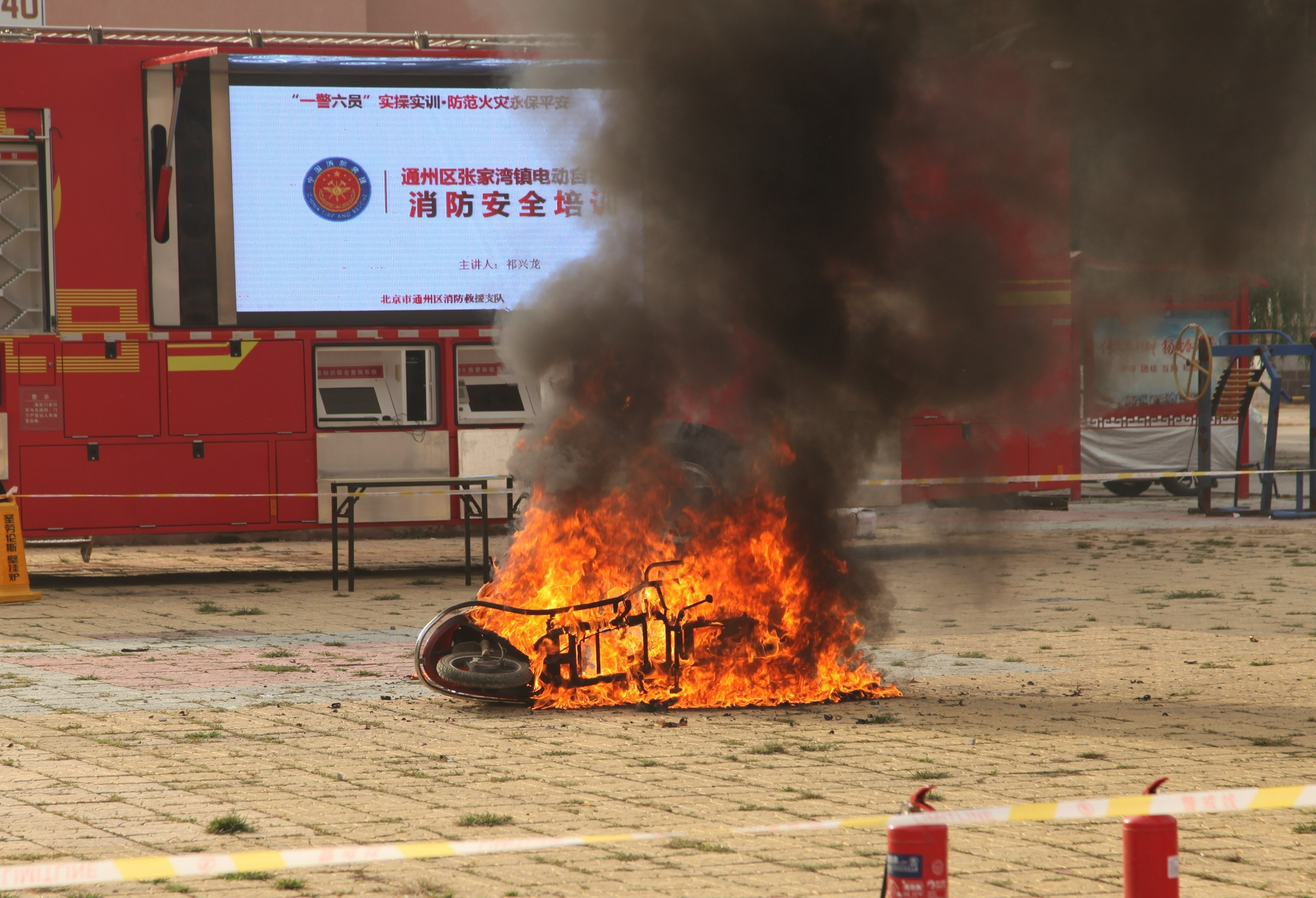 消防实验电动自行车锂电池爆炸燃烧的碎片飞溅30多米