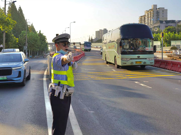 图说:民警在g2京沪高速入口处指挥交通.普陀公安分局供图.